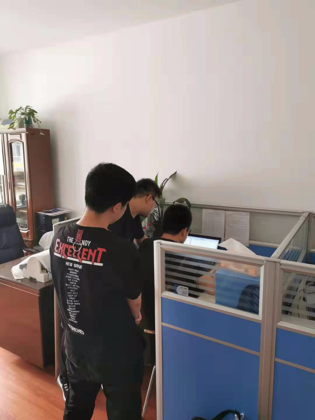 软件研发团队正在紧张讨论技术问题
